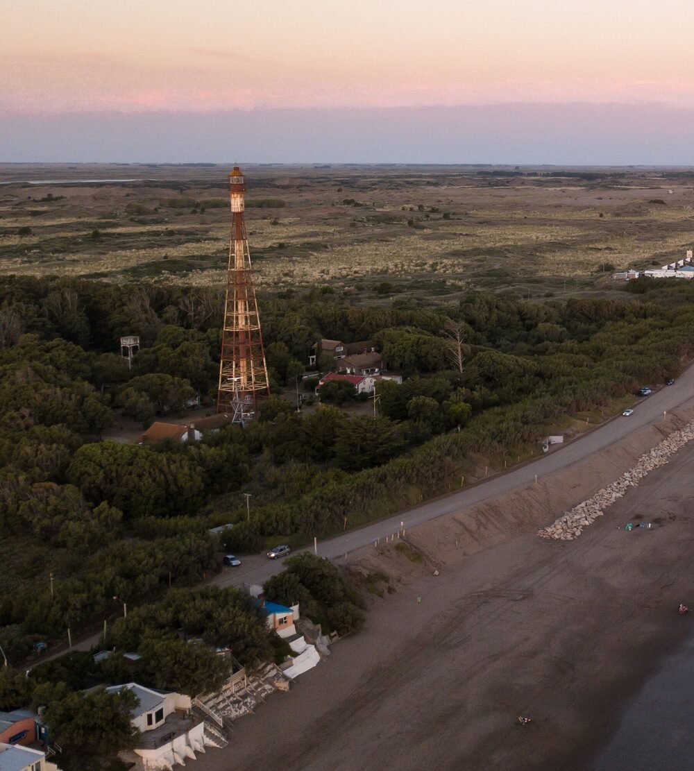 El Faro Recalada y la costa de Monte Hermoso desde el aire
